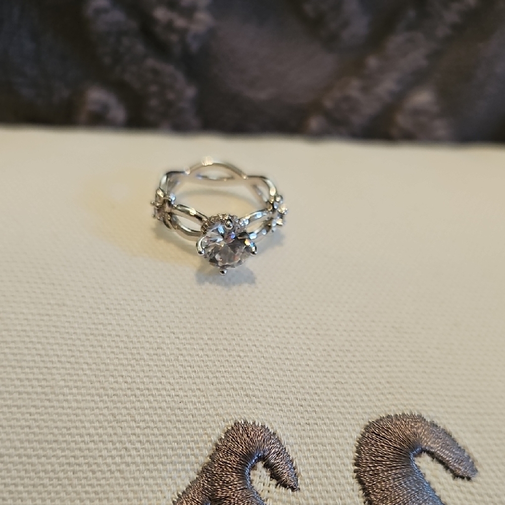 Elegant 925 Sterling Silver Ring with CZ Gemstone and flowers